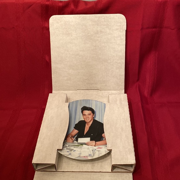 Elvis Presley: Looking at a Legend Delphi Collector Plate - 8 1/2” - Picture 7 of 7